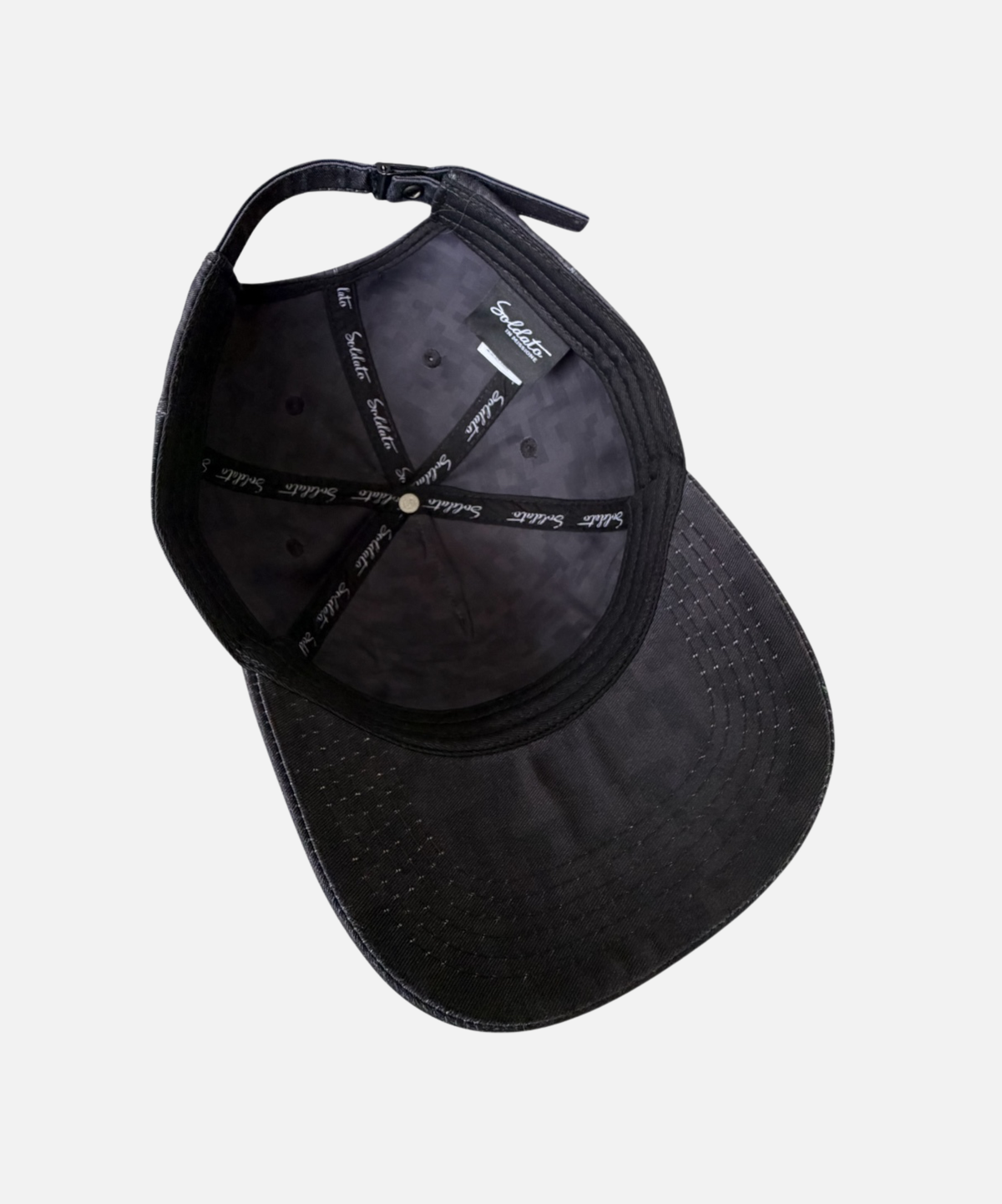 La casquette camouflage foncé